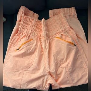 ☀️☀️Peach colored cargo lightweight pants size L ☀️